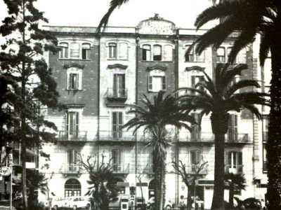 Verso la fine degli anni 60 l�hotel risultava per� ormai antiquato: molte delle stanze non avevano i servizi igienici e la facciata si mostrava decadente
